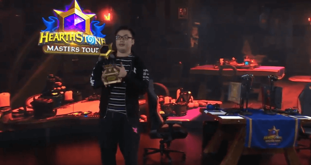 Похоже, что кубок победителю турнира по Hearthstone заказали на алиэкспресс